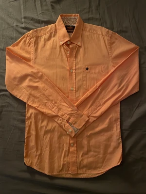 Morris skjorta  - Rosa/orange morris skjorta i underbar skick. Storlek S som borde passa alla från 175-185. Priset kan diskuteras.