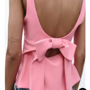 Rosa topp med stor rosett - Säljer denna rosa topp som liknar den populära toppen från zara! Aldrig använd. Bild 1&2 är inte mina bilder och är liknande!!! 