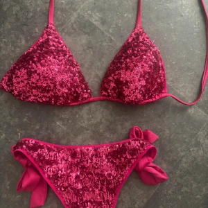 Rosa paljettbikini från Calzedonia - Säljer en superfin rosa bikini från Calzedonia med glittriga paljetter på både överdel och underdel. Överdelen är i storlek 80B /75C/ 70 D och underdelen är i S. 