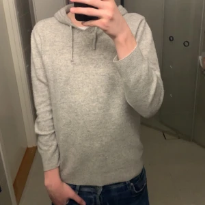 Merinoull hoodie - Köpt för 900kr silver grejerna på snörena är av använd kanske 5 ggr, blev lite mindre i tvätten så den är mindre än vad den ser ut på bilderna.Borde passa 175cm storlek xs/s. Pris kan diskuteras
