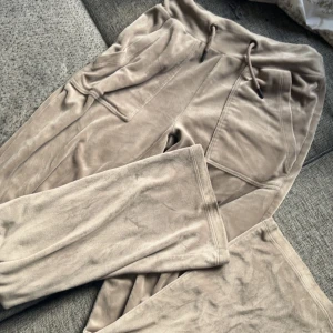 Beige mjukisbyxor från 157 XS - Säljer ett par beige mjukisbyxor från 157 i storlek XS. Byxorna har snörning i midjan, breda ben och mjukt, sammetsliknande material. Fickor både fram och bak, säljer även tröjan till i samma material och storlek, 300 tsm eller 150 st då ja köpa för 800 o de knappast används