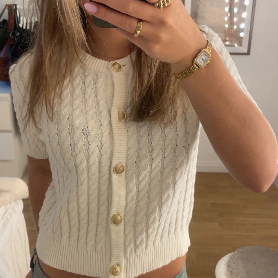 Vit kortärmad kofta med guldknappar