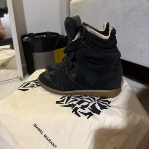 Isabel marant skor - Snygga marants, knappt använd. Kan mötas upp i Sthlm. Skriv om ni har frågor, funderingar eller vill ha bilder💕kommer med två dustbags och box
