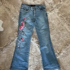 Blommiga bootcut jeans från CF Line - Snygga ljusblå jeans med bootcut från CF line säljwr så dom inte passade💓