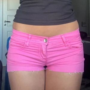 rosa jeans shorts  - rosa lågmidjade jeansshorts! midjemått tvärs över är 33-35 (stretchigt material)❤️