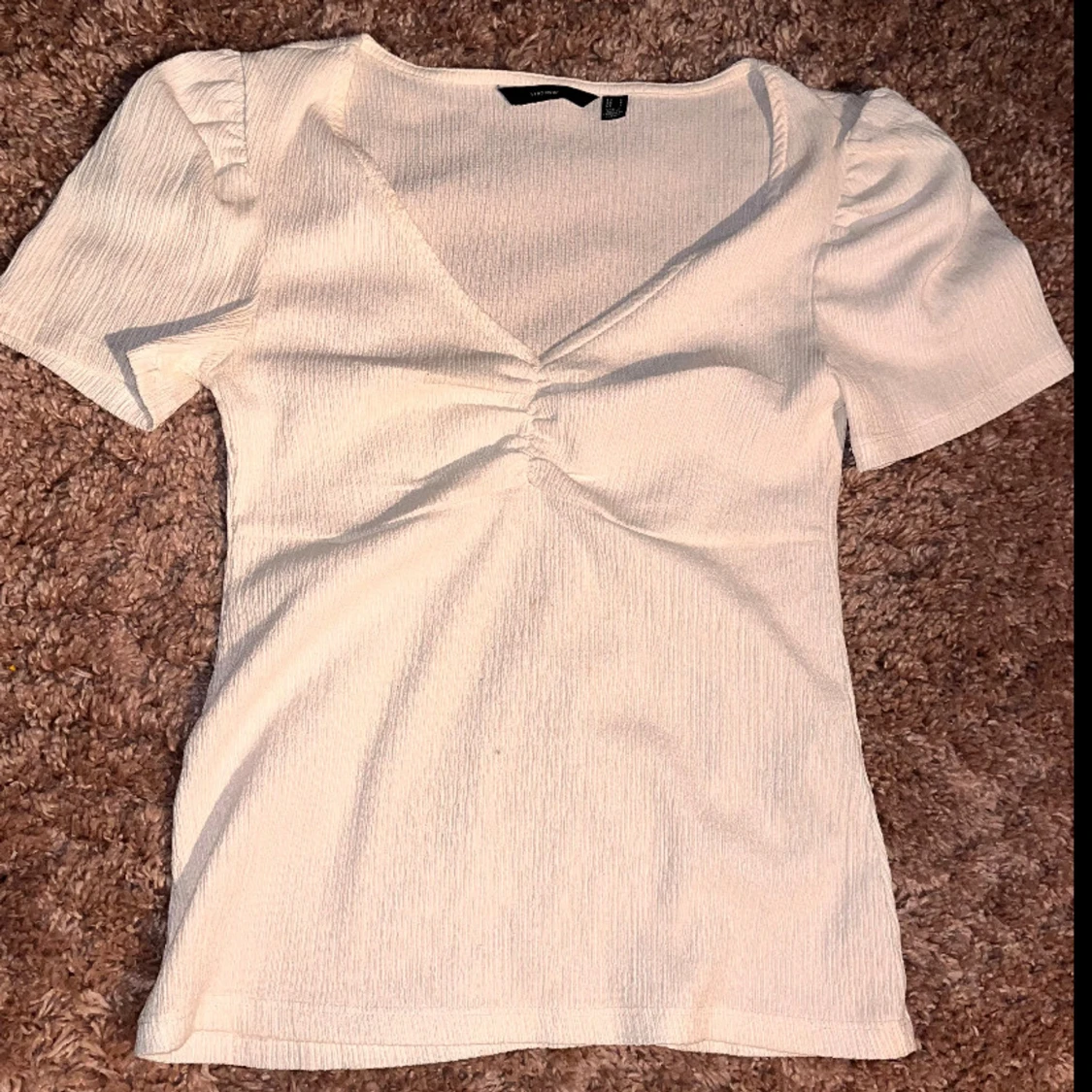 Vit v-ringad topp från Vero Moda