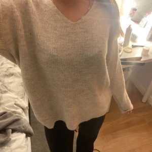 Beige tröja - Mysig beige ribbstickad tröja från Vero Moda med v-ringning och lång ärm perfekt för hösten 🍁 jag tycker inte att jag passar i den färgen så därför säljer jag den 🤍