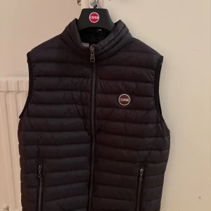 Colmar väst - Säljer denna tvär feta colmar västen i storlek xs, men passar även s! Ny pris på denna är 2999. Den är inpncip helt ny och helt oanvänd! Hör av er vid fundering och priset kan diskuteras!💯🤝