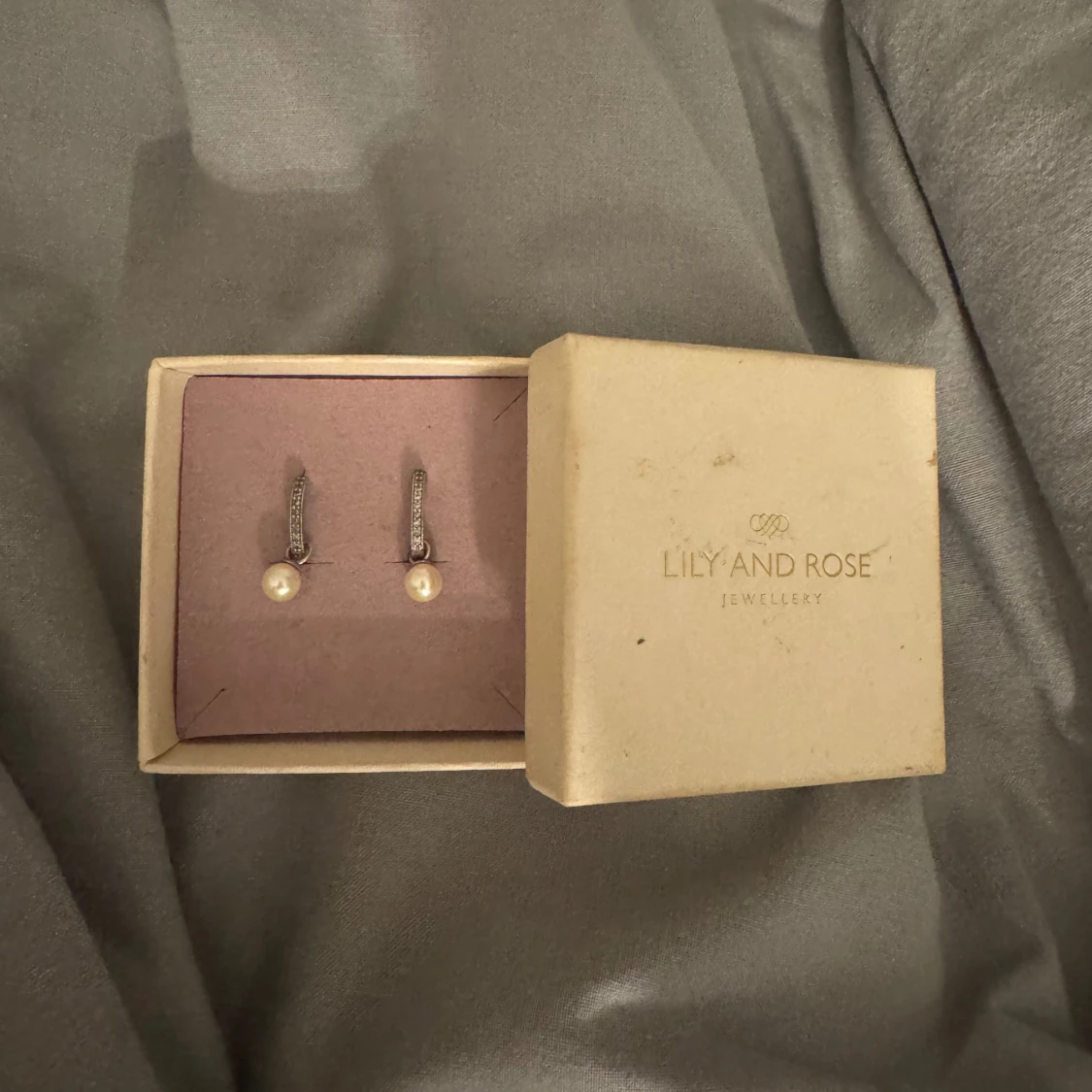 Lily and Rose örhängen med pärlor