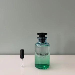 3 ml sample/doftprov av Louis Vuitton Pacific Chill - Ett sample på 3 ml av Louis Vuitton Pacific Chill. Det är en tropisk parfym som passar perfekt till sommaren. Louis vuitton har mycket goda och exklusiva dofter. Våra samples är helt nya och är gjorda av glas så dom är i mycket bra skick. Det är fritt fram att skriva till oss om ni har några frågor.