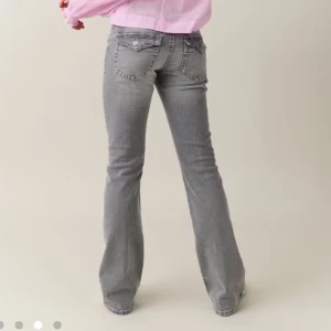 Grå bootcut jeans med fickdetaljer - Jätte snygga gråa bootcut jeans från Gina young, använt de 2 gånger annars är de nya💕