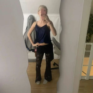 Svarta spetsbyxor med utsvängda ben - Jätte coola byxor dom är jätte fina men är för korta😪