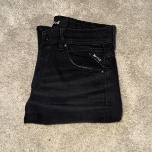 Svarta Replay Grover jeans straight fit - Säljer dessa riktigt feta Replay Grover jeans straight fit i färgen svart i storleken Waist 27 och length 34. Nypris ca 1000kr mitt pris 599. Kan vara bra att veta att jeansen är ganska smala i midgan. Vid funderingar är det bara att höra av sig!