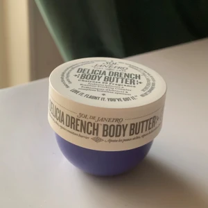 Sol de Janeiro Delicia Drench Body Butter - Body butter från Sol de Janeiro i en rund. Doftar av Cheirosa 59 och innehåller brasiliansk hibiskus och prebiotiskt komplex. Pris kan diskuteras