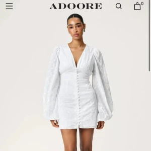 vit adoore klänning - bara använd 2 gånger !! super bra skick, inga defekter !! Lite kort för mig som är 175 ❤️köpt för 1500 kr😍