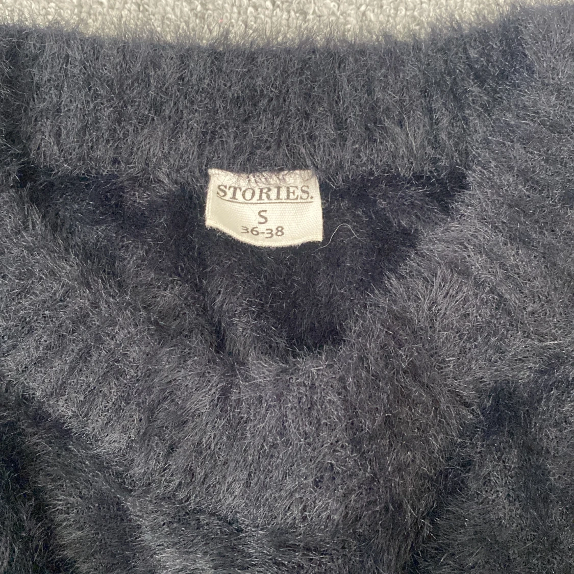 Svart fluffig stickad tröja Stories - 1
