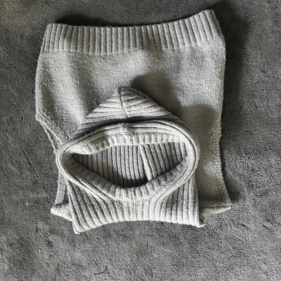 Ljusgrå stickad sleevless hoodie - 1