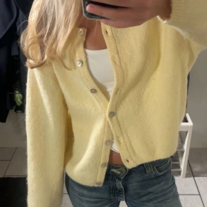 Stickad gina kofta  - Säljer denna superfina koftan från Gina tricot. Den är i stl S och i ny skick då den används 1 gång, köpt för 399kr. Skriv om frågor!💛💛