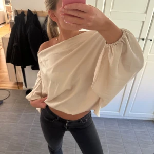 Offshoulder satin blus - Säljer denna blus som ej kommer till användning. Den är i satin material och faller snyggt på kroppen, aldrig använd. Från shein 💞xs/s