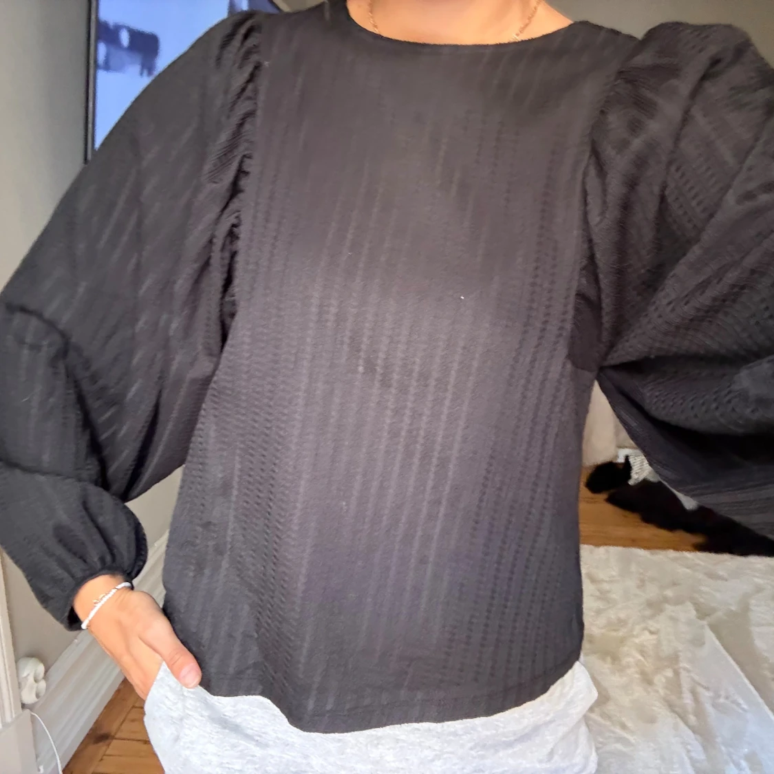 Svart blus med puffärmar - 1