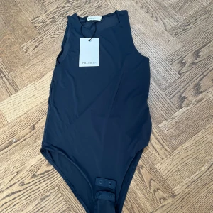Mörkblå Pull&Bear body - Säljer en helt oanvänd body från Pull&Bear. Den sitter jättebra och är skön!