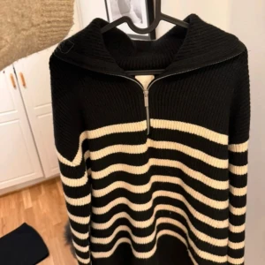 Svartvit randig stickad tröja half zip - Nyskick 