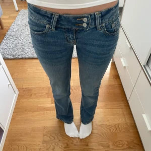 Blå bootcut jeans från lager 157 (Paris) - Bootcut jeans från lager 157, köpta för typ ett år sedan. Använt typ 2 gånger, bra skick. Modell Paris. Säljer då jag tycker de är för korta för mig. (pris kan diskuteras)