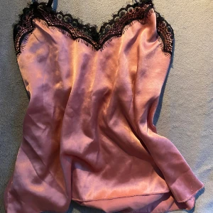 Pyjamas topp - Fin pyjamas topp, som använts men fint skick. Har även en underdel som förhoppningsvis kommer hittas🌸