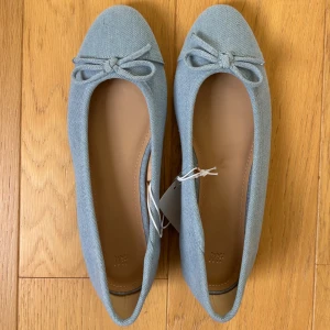 Ljusblå jeans ballerinaskor från H&M - Säljer de snyggaste jeansballerinaskorna från H&M.⭐️ I storlek 38 och passar perfekt inför hösten. 💞De är helt nya med prislapp kvar, säljer de pga att de inte passade mig. Ställ gärna frågor!!🩷🍂