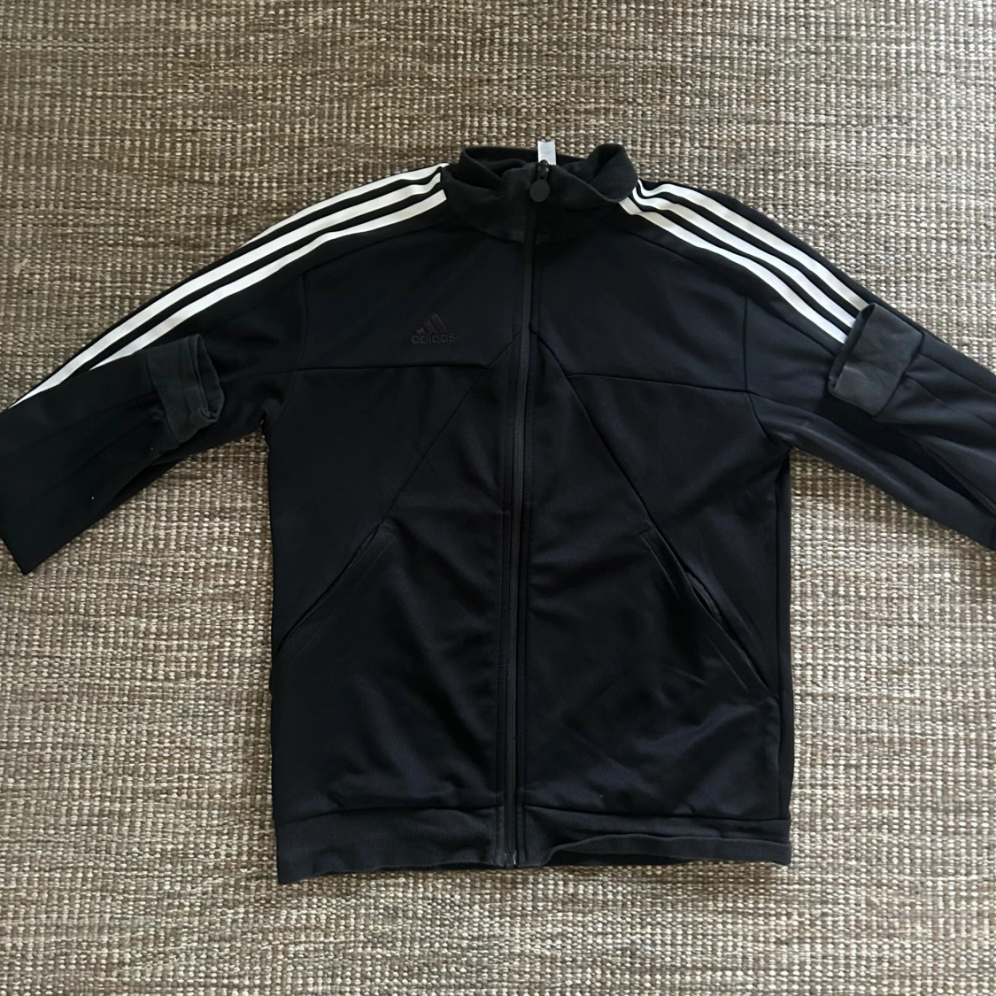 Svart Adidas track jacket med vita ränder