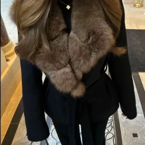 Äkta pälsjacka   - Jackan är i 100% ull och pälsen av äkta rexkanin päls. Den är helt ny och oanvänd. Superskön och varm, eftersom det är ull kan man ha den när det är som kallast på vintern men även tidigare höst då ull är luftigt 🤎