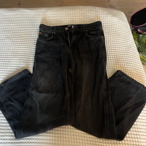 Svarta Levi's 501 jeans straight fit - Säljer ett par klassiska svarta Zara 501 jeans med raka ben och normal passform. Jeansen har fem fickor, knapp och dragkedja fram samt zara patch bak i midjan. Perfekta till en chill och stilren look. 