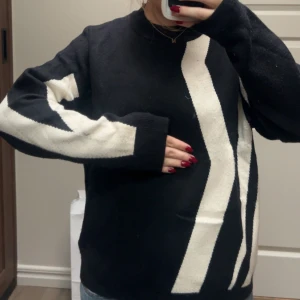 Svart tröja med vita detaljer  - En super söt svart tröja med vita detaljer på framsida, armar och rygg. Tröjan har blivit väl omhändertagen, men tyvärr fått en lite svart fläck på vänster arm men det är inget man lägger märke till. Tröjan är från object och i storlek M💗