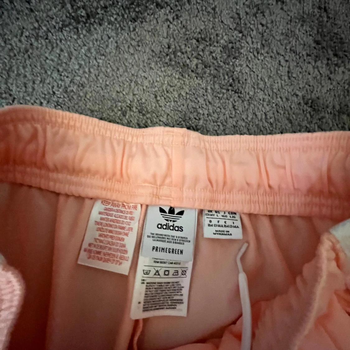 Adidas aprikos mjukisbyxor med vita ränder - 3