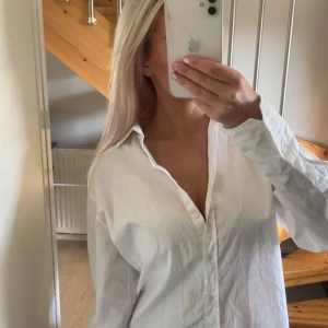 Vit skjorta - Vit skjorta från Zara. Storlek S.