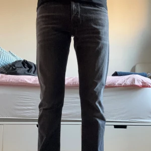 Replay slim jeans - Ett par replay jeans i slim fit. Jeansen är i storlek 30W 32L och har en bra avsmalnande passform. Dom är i bra skick och inte använts mycket alls. Hör av dig vid frågor.