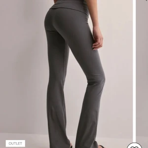 gråa chill pants  - säljer nu dessa gråa chill pants från nelly då dem är för stora för mig, i storlek xxs, 