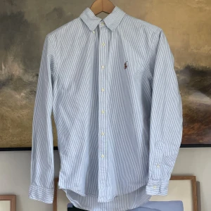 Ralph Lauren Skjorta - Säljer en fet randig skjorta från RL | Skick: 8/10 Storlek: S | Mått: Axelbredd: 45cm Axel till midja: 61cm Ärmen: 61cm | Nypris: 2095kr Mitt pris: 399kr | Hör av dig vid frågor!