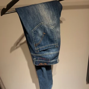 Dondup George jeans - Ett par stilrena Dondup George jeans i storlek 33. Sjukt snygg ”wash” på de som gör att de verkligen sticker ut. Skick 8/10. Om det är något du undrar över så är det bara att fråga 🙋 