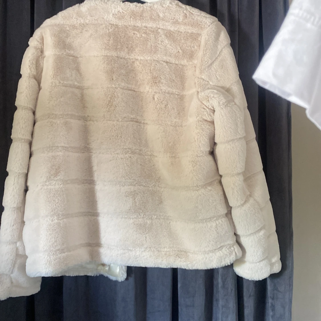 Beige pälsjacka från Isolde, stl 38 - 1