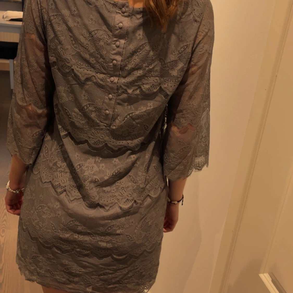 Grå spetsklänning med knappar - 3
