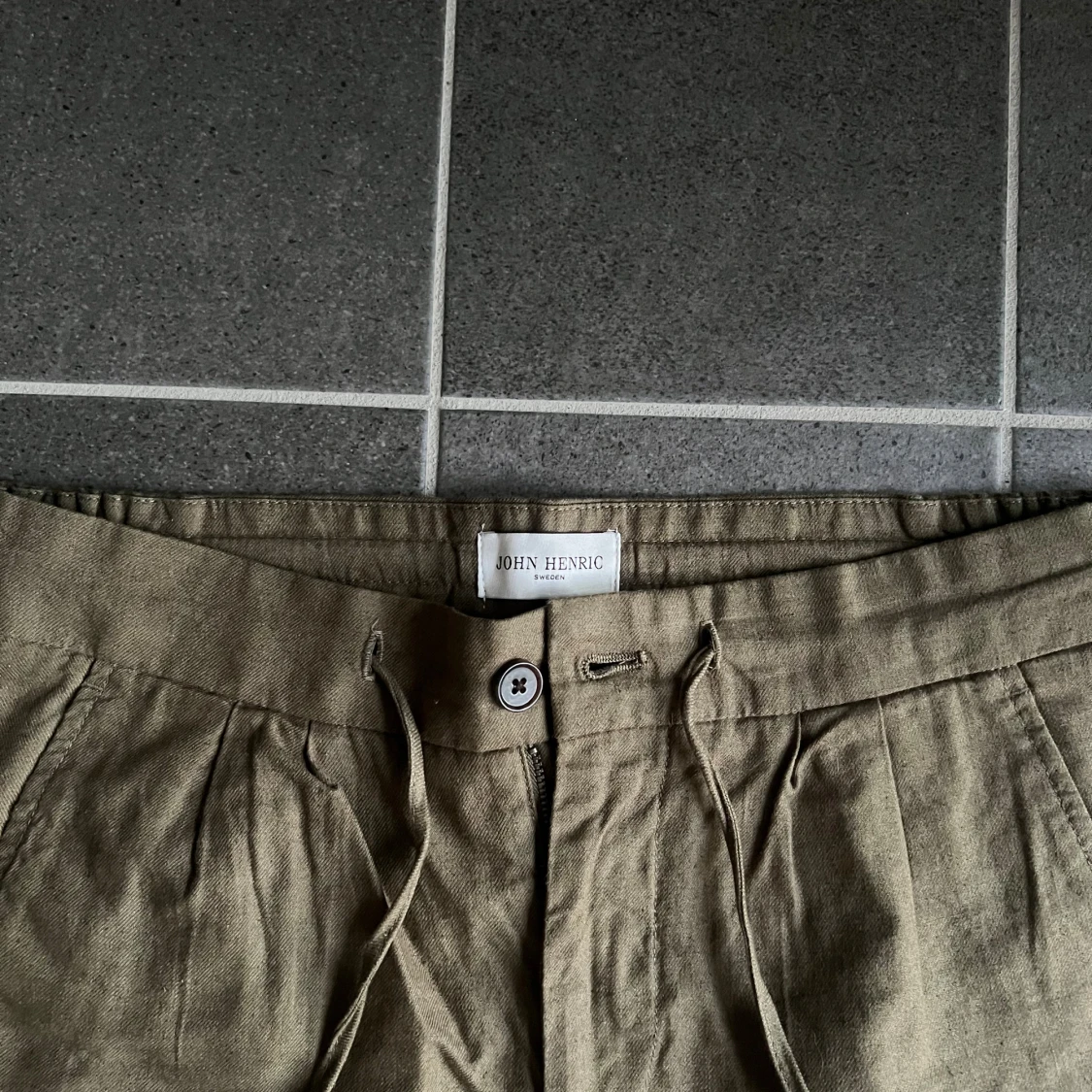 Olivgröna shorts från John Henric - 1