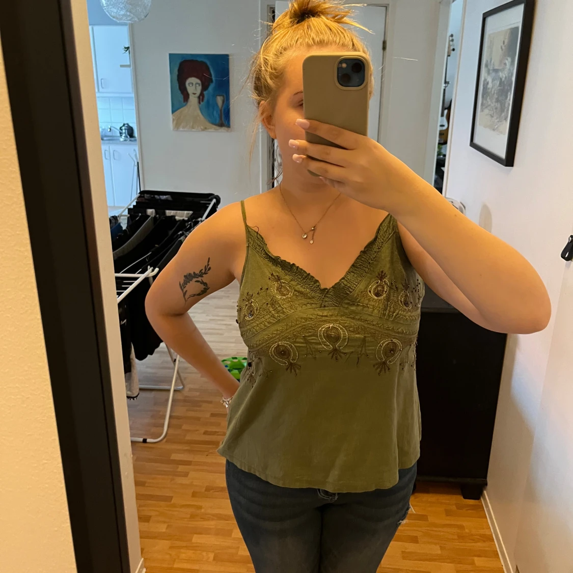 Olivgrön broderad linnetopp MAS Fashion