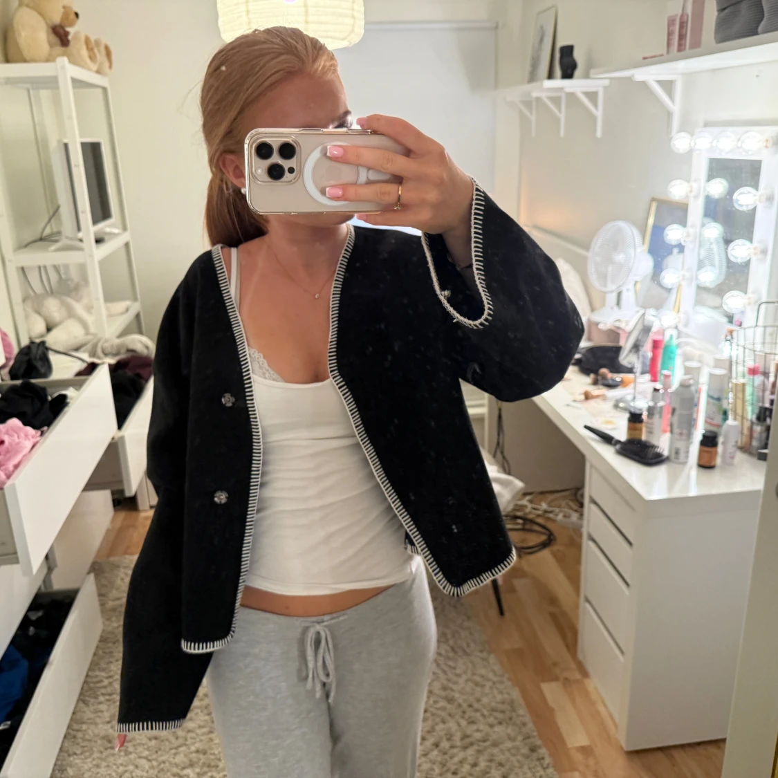  kofta med vita detaljer  - 2