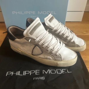 Philippe model prlu skor - Säljer nu mina Philippe model prlu för dem blivit för små hyfsat skick därav det låga priset allt og ingår ink dust bag och låda, unik colorway som är svår att få tag på. Strlk 41 passar 42