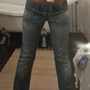 Diesel bootcut jeans - Säljer ett par oanvända Diesel jeans. Jag är 164cm lång och de passar perfekt i längden på mig och skulle säga att de passar som en S/36. De är väldigt väldigt low waisted på ett snyggt sätt. Midjemått rakt över: 39cm. Säljer pga de inte kommer till användning🫶🏽