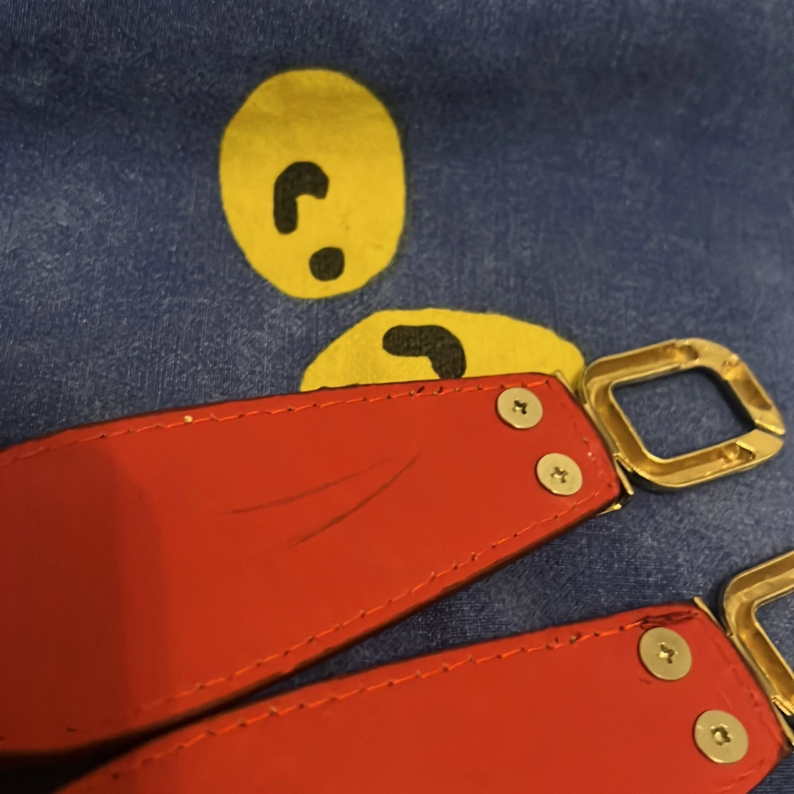 Rött bälte med krokopräglade detaljer - 2