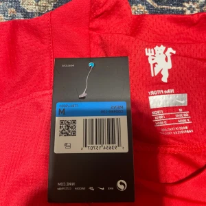 Manchester United Ronaldo 7 Nike tröja M - Klassisk Manchester United fotbollströja från Nike med Ronaldo 7 på ryggen. Tröjan är röd med klubbmärke, AIG sponsorlogga och Nike swoosh på bröstet. Tillverkad i lätt och ventilerande material, perfekt för match eller träning.