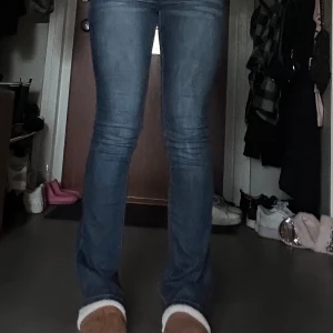 Jätte fina Blå bootcut jeans  - Snygga blå jeans från 1953 Cindy med klassisk bootcut-passform. Jeansen har fem fickor, normalhög midja och är tillverkade i mjukt denimtyg. Perfekta för dig som gillar en tidlös look med lite utsvängda ben.