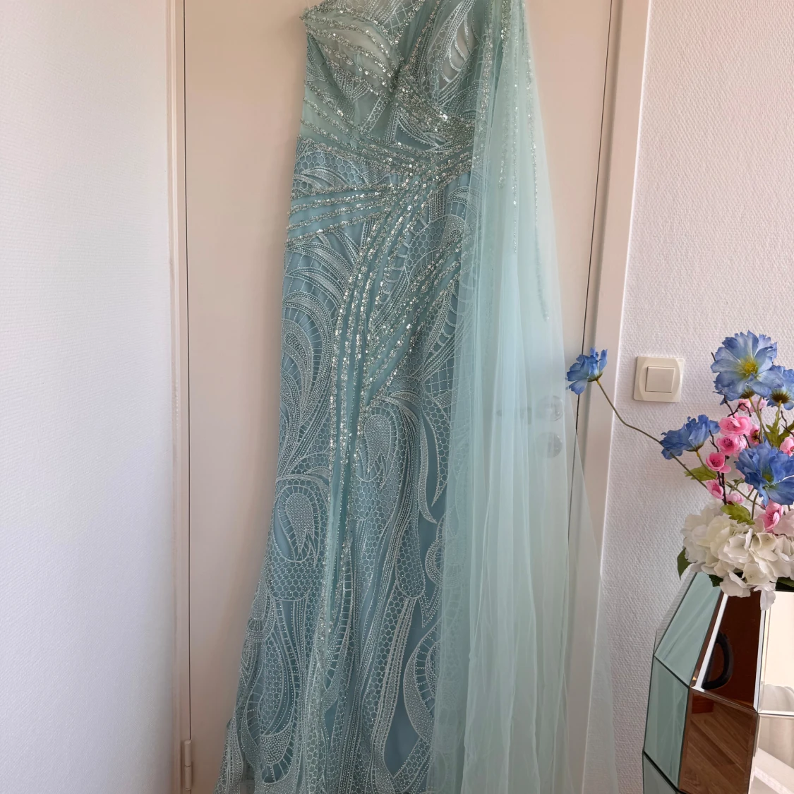 Ljusblå glittrig långklänning oneshoulder